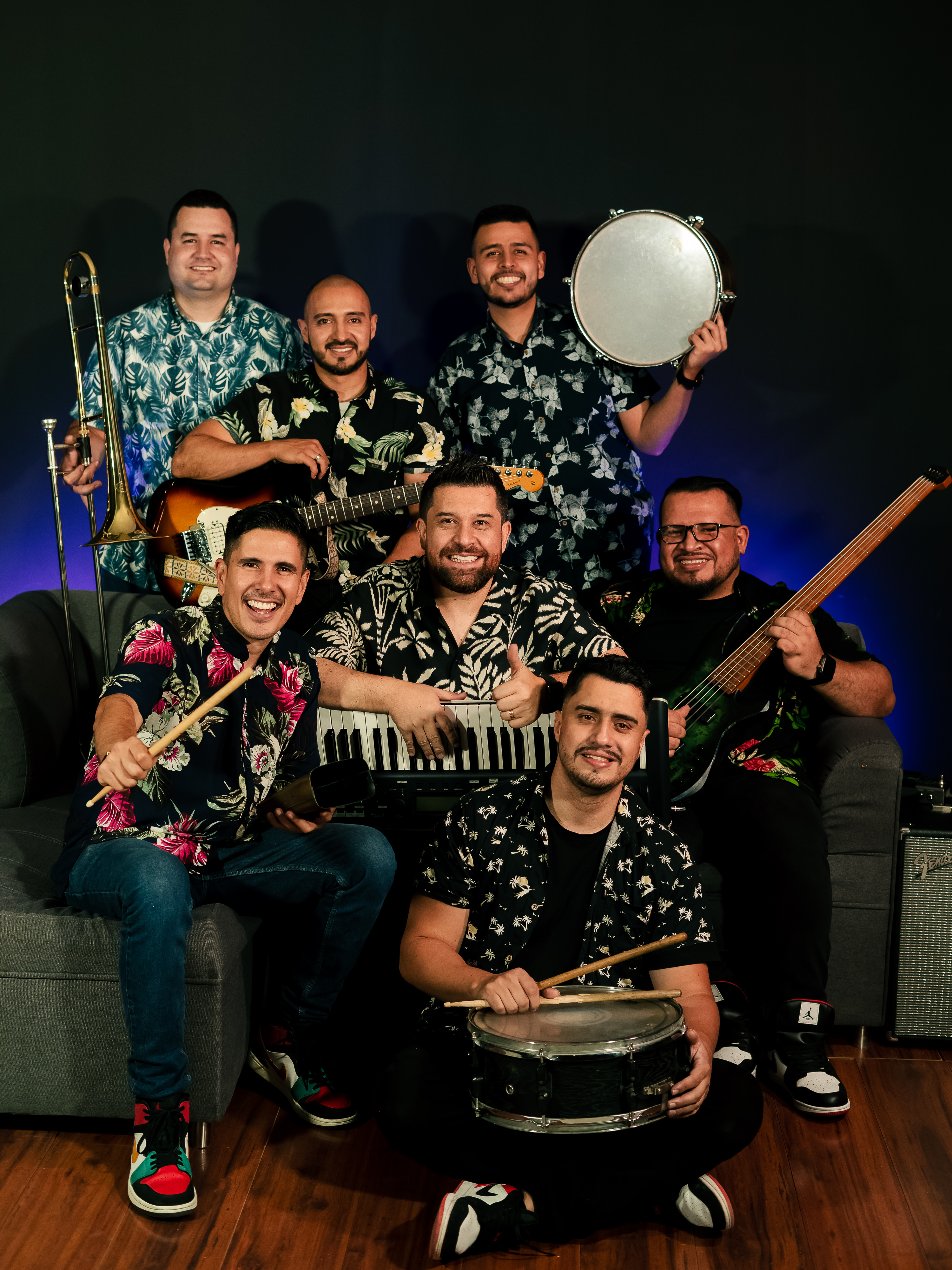 Integrantes de Clásicos Cristianos con instrumentos musicales